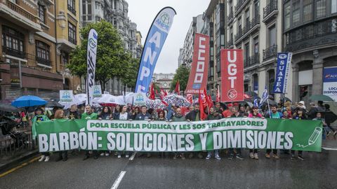 Decenas de personas durante una manifestacin organizada por los sindicatos de enseanza, a 1 de junio de 2025, en Oviedo, Asturias