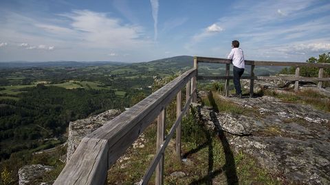 El mirador de Pena Branca domina un amplio panorama de Samos y su entorno