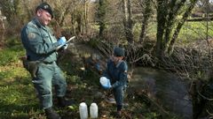 Agentes del Seprona tomando muestras del agua de un r�o en Barbanza