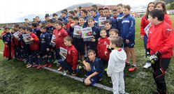El �lbum de cromos se present� ayer en O Cembedo. 