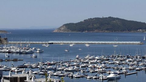 Porto de Baiona com Monteferro ao fundo.