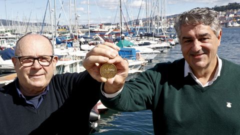Jos� Fern�ndez, �Nikis�, y Carlos Gago, presidente de la federaci�n, con la medalla