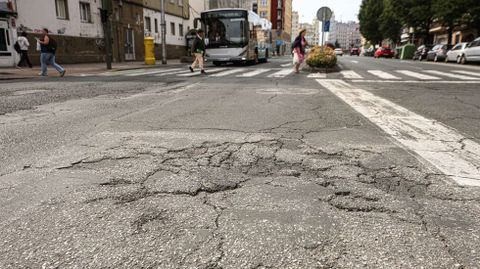 Carretera de Castilla con Euskadi, ahora. La constelaci�n de agujeros es ahora menos visible, pero la degradaci�n del asfalto contin�a. El Concello programa una actuaci�n integral en todo el trazado de la carretera de Castilla.