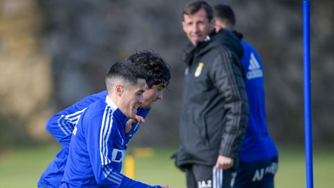 Hugo Rama y Javi Mier, con Cuco Ziganda al fondo, durante un entrenamiento en El Requex�n