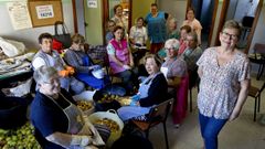 María José Lopez (a la derecha y de pie) junto al resto de las socias de las Amas de Casa de Miño