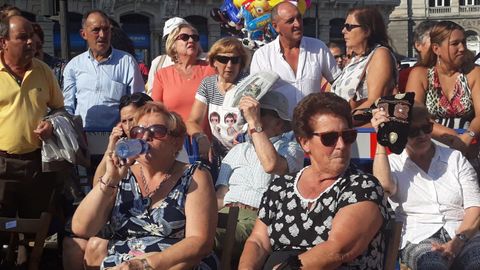 Asistentes al desfile del D�a de Am�rica se protegen del sol y las altas temperaturas
