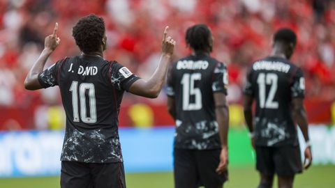 Jonathan David dedica al cielo uno de sus goles contra Catar.