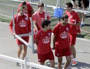 Los jugadores, tras una sesi�n de trabajo sobre el c�sped artificial de A Cheda.