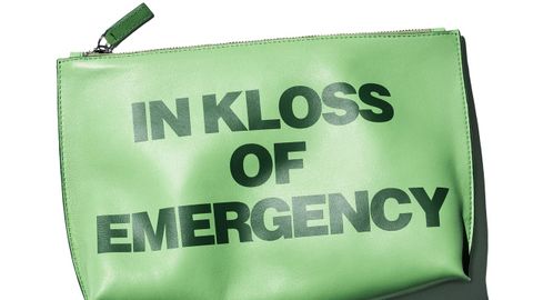 Karlie Kloss x Zara Neceser de Cuero por el 50 Aniversario. Un estuche de cuero compacto impreso con la frase ?IN KLOSS OF EMERGENCY?, un mensaje lúdico que Karlie Kloss ha usado con frecuencia al hacer regalos a amigos y familiares. Elaborado en un llamativo color verde matcha, el neceser es lo suficientemente pequeño para caber dentro de un bolso más grande y guardar tus esenciales del día a día, asegurados con un cierre de cremallera resistente. La misma frase característica de Kloss también está impresa en el forro interior de este práctico y divertido  Kloss kit .