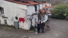 Familia de Castro-Laxe afectada por el incendio de su vivienda.