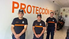 Marcos Sanmartín, Paco Carneiro y Suso Cabo (en la foto, de izquierda a derecha) ya son miembros de pleno derecho de Protección Civil en Santiago.