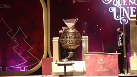 Bombo de la Loter�a de Navidad antes de comenzar la celebraci�n del Sorteo Extraordinario en el Teatro Real de Madrid (Espa�a)