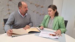 Xos&eacute; Merelles, con la alcaldesa de Rairiz de Veiga, Asunci&oacute;n Morgade.