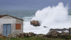 Las olas batieron con violencia contra las rocas en Oia