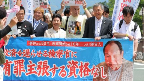 Los abogados de Iwao Hakamada, condenado a muerte por el asesinato de cuatro miembros de una familia, y Hideko Hakamada, de 91 aos, hermana mayor de Iwao,entrando aljuzgado para oir el alegato final del juicio el pasado mes de mayo