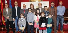 Los seis peque�os premiados con el alcalde de Santiago, Agust�n Hern�ndez, y otros miembros de la corporaci�n municipal. 