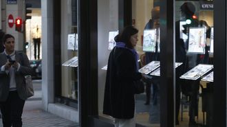 Una mujer observando el escaparate de una inmobiliaria en A Coru�a