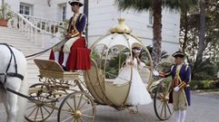 Carroza con lacayos al estilo Cenicienta para llevar a las ni�as en la comuni�n