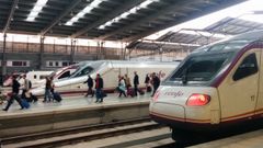 Estaci�n de ferrocarril con varios trenes estacionados junto a los andenes