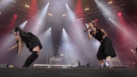 As&iacute; se lo pasan en el Resu el primer d&iacute;a de festival en Viveiro