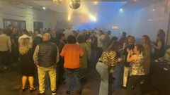 Bolas de discoteca, luz y m�sica ochentera para rememorar las fiestas de anta�o.