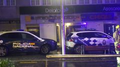 Patrullas de la Polic�a Nacional y de la Local acudieron al incendio de la puerta de entrada de una vivienda denunciada como narcopiso