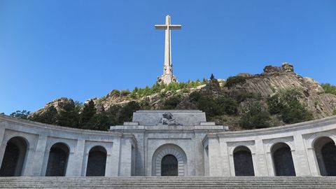 Vista del mausoleo y la cruz de piedra que corona el Valle los Cados