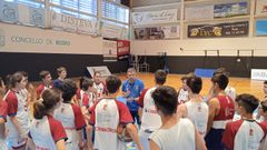 V�ctor P�rez charla con los asistentes al campus de Boiro.