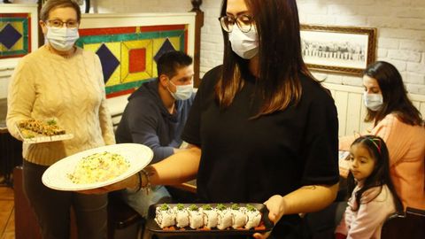 Maribel Casas, en la pizzería y cervecería Sixties de Viveiro en segundo término cuando puso en marcha un innovador servicio de comida asiática en plena pandemia del covid. En los últimos meses, y pese a la buena acogida que tiene entre sus clientes, ha tenido que prescindir de este tipo de platos en varias ocasiones debido a la falta de personal