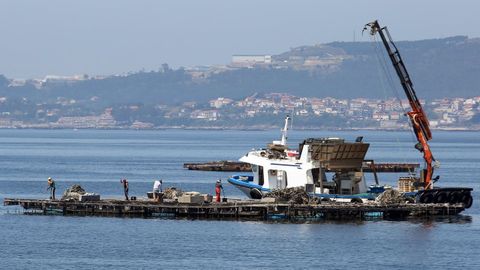 Bateeiros trabajando en un criadero flotante de mejilln de la ra de Arousa (foto de archivo)