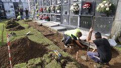 Imagen de archivo de trabajos en el cementerio de O Val.