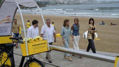 La conselleira �ngeles V�zquez present� en la playa de Bastiagueiro la campa�a �Impropio de n�s�, acompa�ada del alcalde, �ngel Garc�a Seoane.