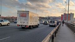 Furgoneta parada en el carril derecho del puente de A Pasaxe en direcci�n a Oleiros