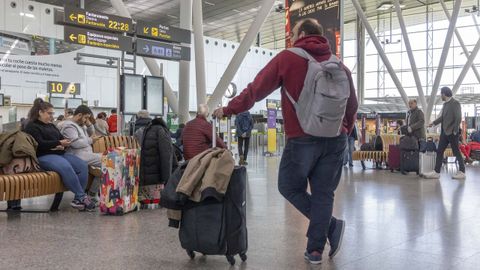 Actividad en la zona de salidas del aeropuerto Rosal�a de Castro, en foto de archivo