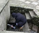 <span lang= es-es >A Coca</span>. La que est� en el parque del mismo nombre es, pr�cticamente, una fuente urbana, por eso es un de las que m�s dan de beber a los vecinos de la zona, que suelen acudir con sus botellas para llevarse su agua a casa.  
