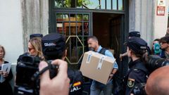 Agentes de la Unidad de Delincuencia Econ�mica y Fiscal de la Polic�a salen de la sede de la oficina de Zapatero.