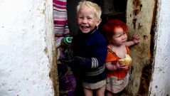 maria.Dos de los hijos de los supuestos padres gen�ticos