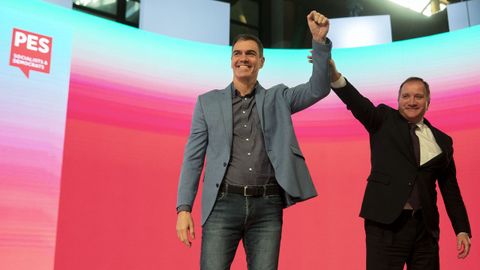 El lider del PSOE y presidente en funciones de Espa�a, Pedro S�nchez, con el presidente de los Socialistas Europeos Stefan L�fven, el viernes en M�laga