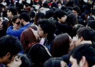 Grupos de j�venes se concentraron para besarse en apoyo a los detenidos