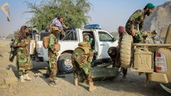 Talibanes pertrechan un veh�culo militar para prepararse contra los ataques de Pakist�n en la provincia de Torjam, en la frontera.