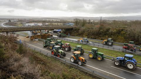 La protesta de los tractoristas ocupa la A-52 en Xinzo de Limia desde hace seis d�as