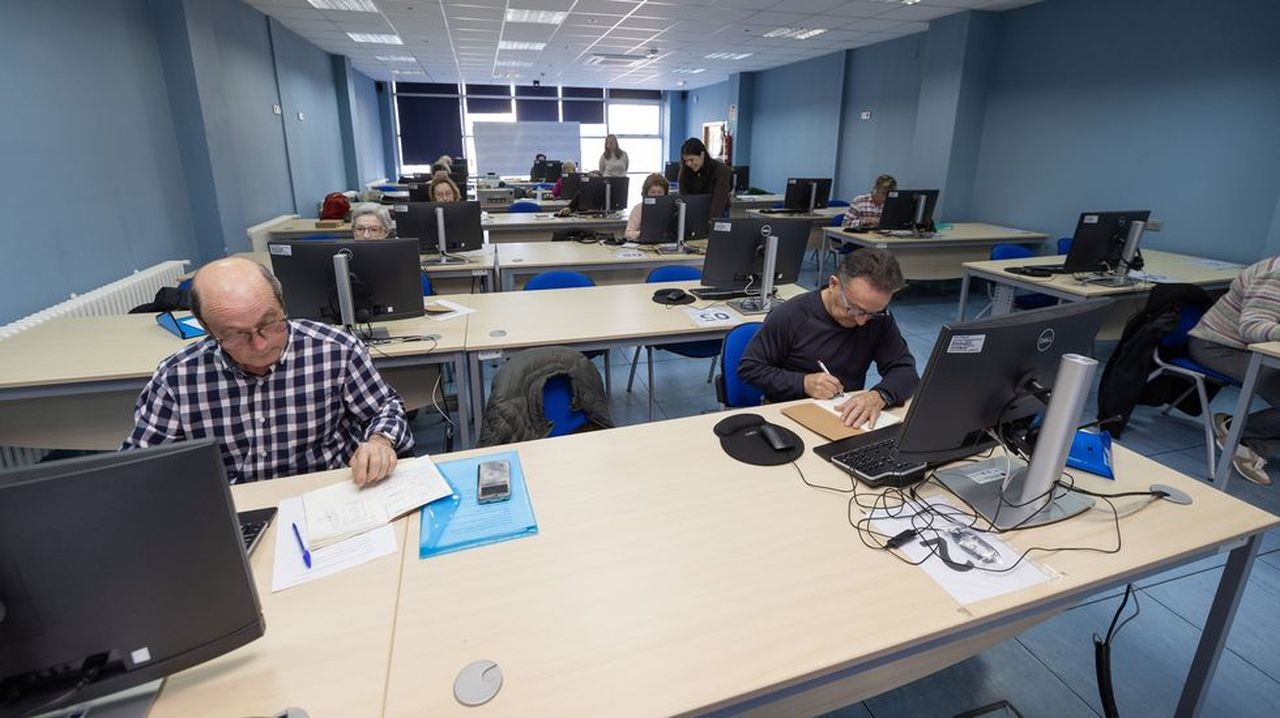 Carballo promueve un curso para acercar las tecnologías a los mayores