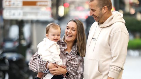 Mar�a Cuellas y Iago Comesa�a, con su hija Gala, en Vigo