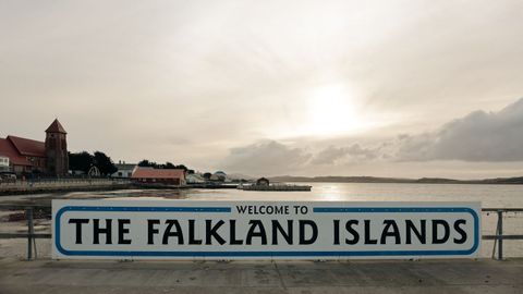 Un cartel de bienvenida en las islas Malvinas