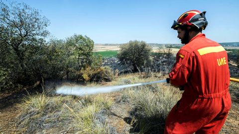 Un Miembro de la Unidad Militar de Emergencia refresca la zona del municipio de Albarreal del Tajo, en Toledo