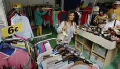 La feria abri� el viernes al mediod�a y a esa hora ya hab�a mucha gente curioseando. 