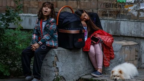 Dos residentes de uno de los edificios de Kiev dañados por el ataque ruso.