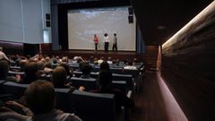 La proyecci&oacute;n de otra pel&iacute;cula del Cine Club en el auditorio de A Illa