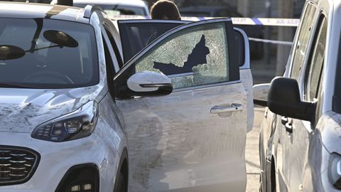 Agentes de la Polic�a Nacional inspeccionan el veh�culo en el que se hall� al hombre muerto junto a una planta de reciclaje de Almer�a