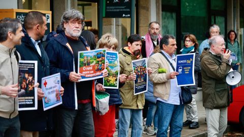 Miembros del Foro Cidadán polo Ferrocarril, representantes políticos y usuarios del tren, en la protesta previa a al viaje reivindicativo a Betanzos en la estación de Ferrol.